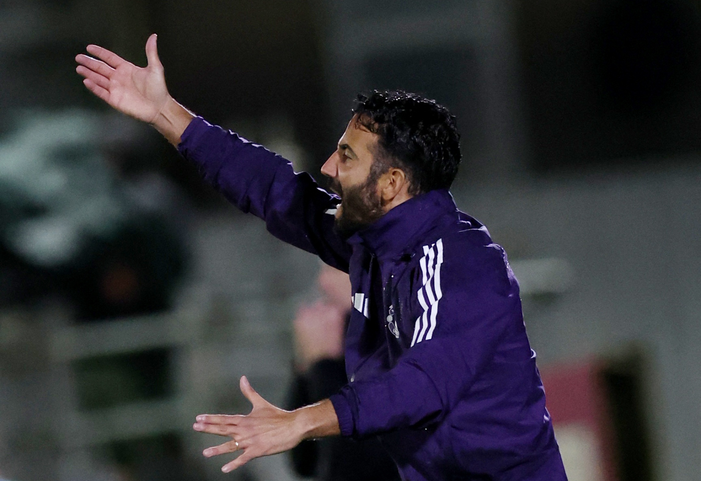 球员问题严, 范加尔